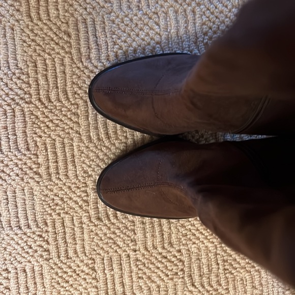 NWOT JLo OTK faux suede boots - Picture 2 of 5